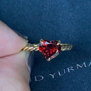Pristine new David Yurman 18k chatelaine garnet heart ring 8mm. Size 8